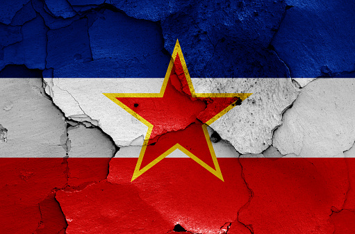 bandera de Yugoslavia pintada en pared agrietada photo