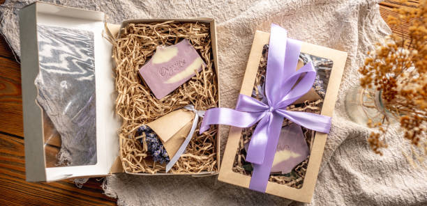 天然石鹸とラベンダーの花束をクラフトボックスに手作りし、リボンできれいに結んだかわいいギフトセット - lavender dried plant lavender coloured bunch ストックフォトと画像