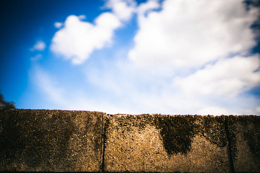 wall that obstructs the sky