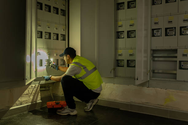 eletricista masculino trabalhando na central elétrica da estação de energia - electricity control panel electricity substation transformer - fotografias e filmes do acervo