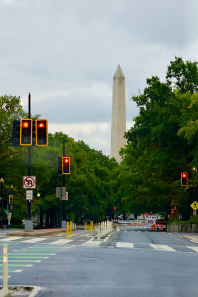 leere straßen, washington monument, washington, d.c. (usa) - the mall sign washington monument washington dc stock-fotos und bilder