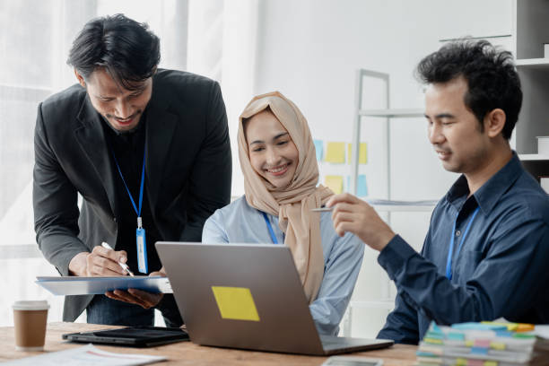 istock A startup company where young executives and employees work together, holding brainstorming sessions between bosses and employees to grow the business. Working concepts of the new generation. 1703530461