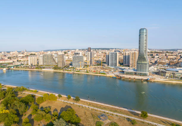 panoramiczny widok na nabrzeże belgradu, rzekę sawę, wieżę belgradzką - river sava zdjęcia i obrazy z banku zdjęć