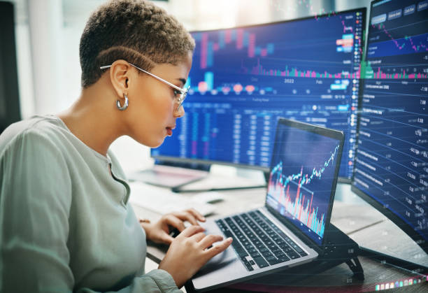 Laptop, investment graphs and business woman reading IPO analytics, financial bank chart or accounting value, info or stocks. Trade price, admin data analysis and profile of broker review statistics computadora portátil, gráficos de inversión y mujer de negocios leyendo análisis de ipo, gráfico bancario financiero o valor contable, información o acciones. precio comercial, análisis de datos administrativos y perfil de las estadísticas de revis