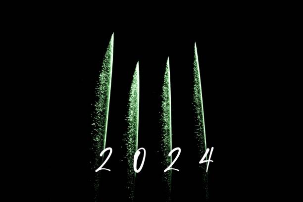 с новым 2024 годом зеленый фейерверк ракеты в канун нового года - party time flash стоковые фото и изображения