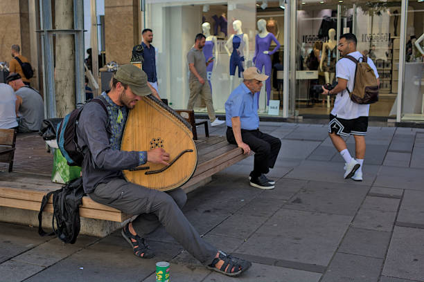 un musicien inconnu joue d’un instrument de musique pincé. - vienna street musician music musician photos et images de collection