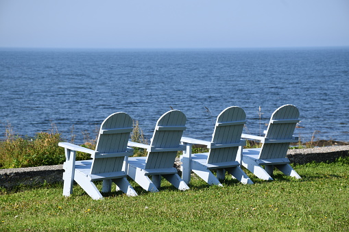 Des chaises en bordure du fleuve, Québec, Canada