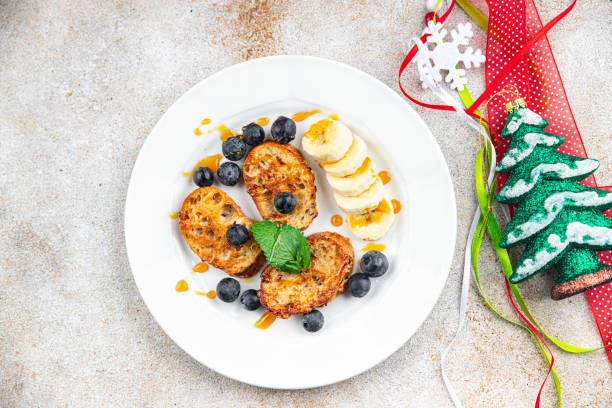 달걀 바게트 조각에 튀긴 달콤한 토스트 과일 빵 휴일 아침 식사 크리스마스 달콤한 디저트 휴일 간식 새해와 크리스마스 축하 식사 - french toast toast french culture syrup 뉴스 사진 이미지