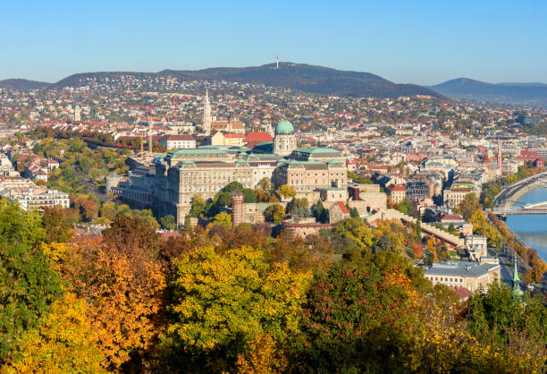 paisaje urbano otoñal de budapest con el palacio real de buda y la iglesia de matías, hungría - budapest aerial view royal palace of buda hungary fotografías e imágenes de stock