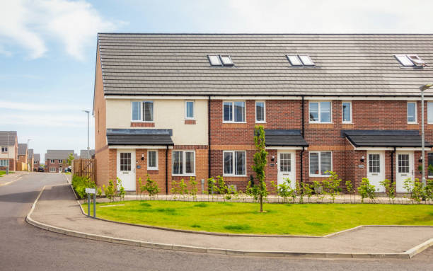 neue reihenhäuser - geplante wohnsiedlung stock-fotos und bilder