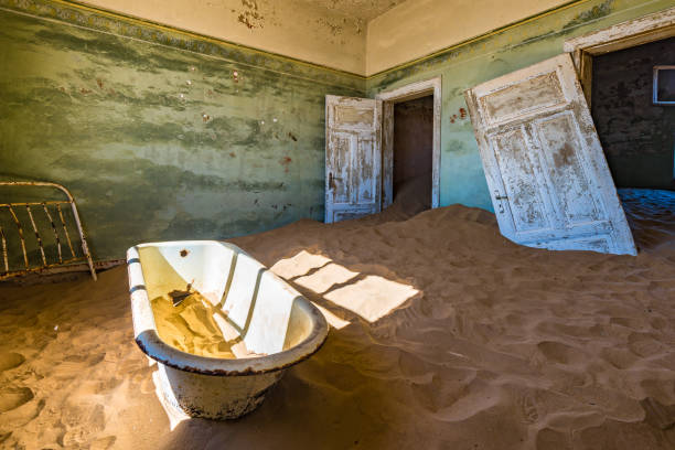 abandonado cidade fantasma de kolmanskop na namíbia - luderitz city - fotografias e filmes do acervo