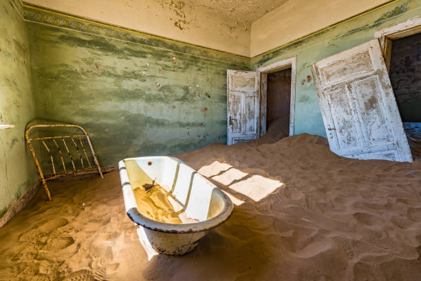 abandonado cidade fantasma de kolmanskop na namíbia - luderitz city - fotografias e filmes do acervo