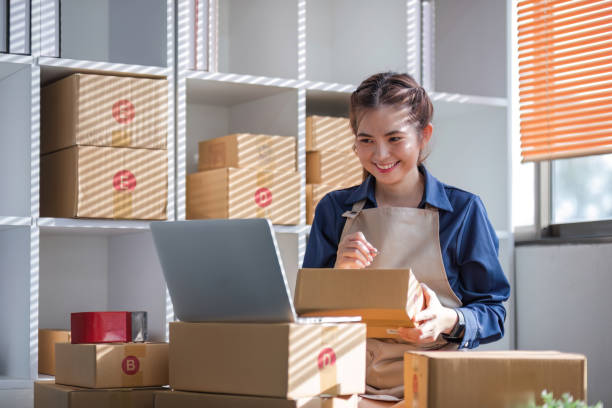 istock Entrepreneurs, SME businesses, check orders and check the purchase order Prepare parcels for delivery. 1704162324