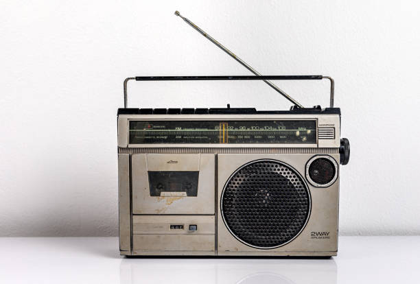 rétro vieille radio sur fond mural blanc, vue de face - radio show industry old old fashioned photos et images de collection