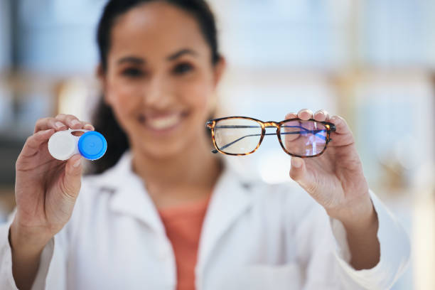 hände, brillen und kontaktlinsen, frau mit wahl der augenpflege und hilfe bei optometrie, sehvermögen und nahaufnahme im gesundheitswesen. arzt, rahmen und linsenbehälter mit entscheidung, beratung und augenarzt - human eye eyesight optometrist lens stock-fotos und bilder