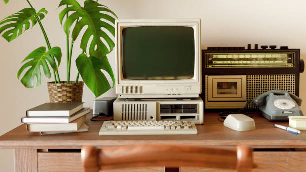 una vieja computadora de la década de 1980 se encuentra en un escritorio de madera - telephone old old fashioned desk fotografías e imágenes de stock