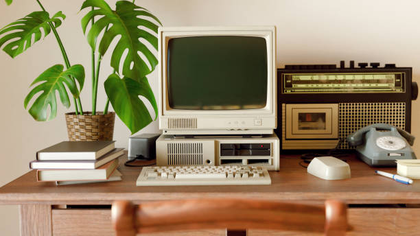 Computador antigo da década de 1980 está sobre uma mesa feita de madeira - foto de acervo