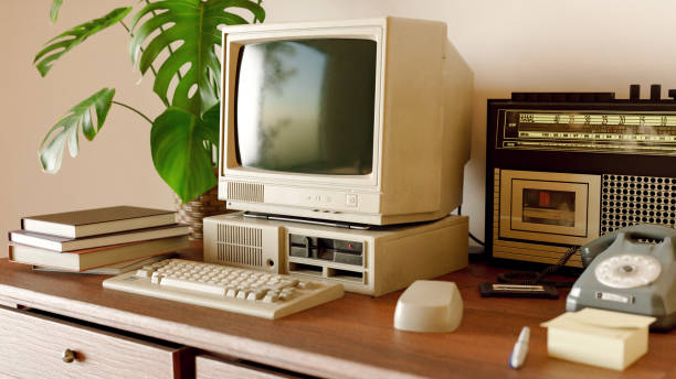 The 1980s Tech Throwback: klasyczna konfiguracja komputera na biurku – zdjęcie