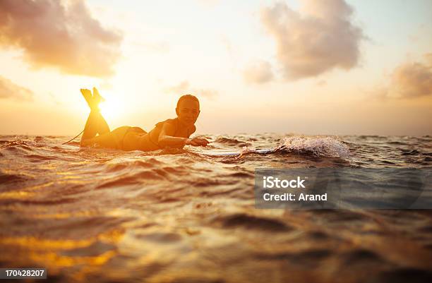 Ragazza Surfista - Fotografie stock e altre immagini di Surf - Surf, Ragazze adolescenti, Adolescente