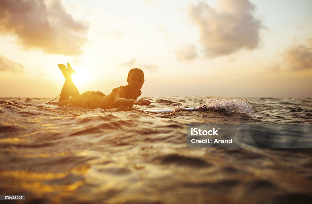 Rapariga surfista - Royalty-free Surf Foto de stock