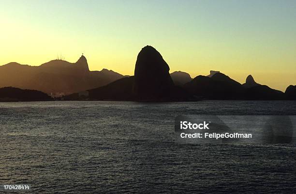 Montanhas Silhuette Rio De Janeiro - Fotografias de stock e mais imagens de Ao Ar Livre - Ao Ar Livre, Baía de Guanabara, Brasil