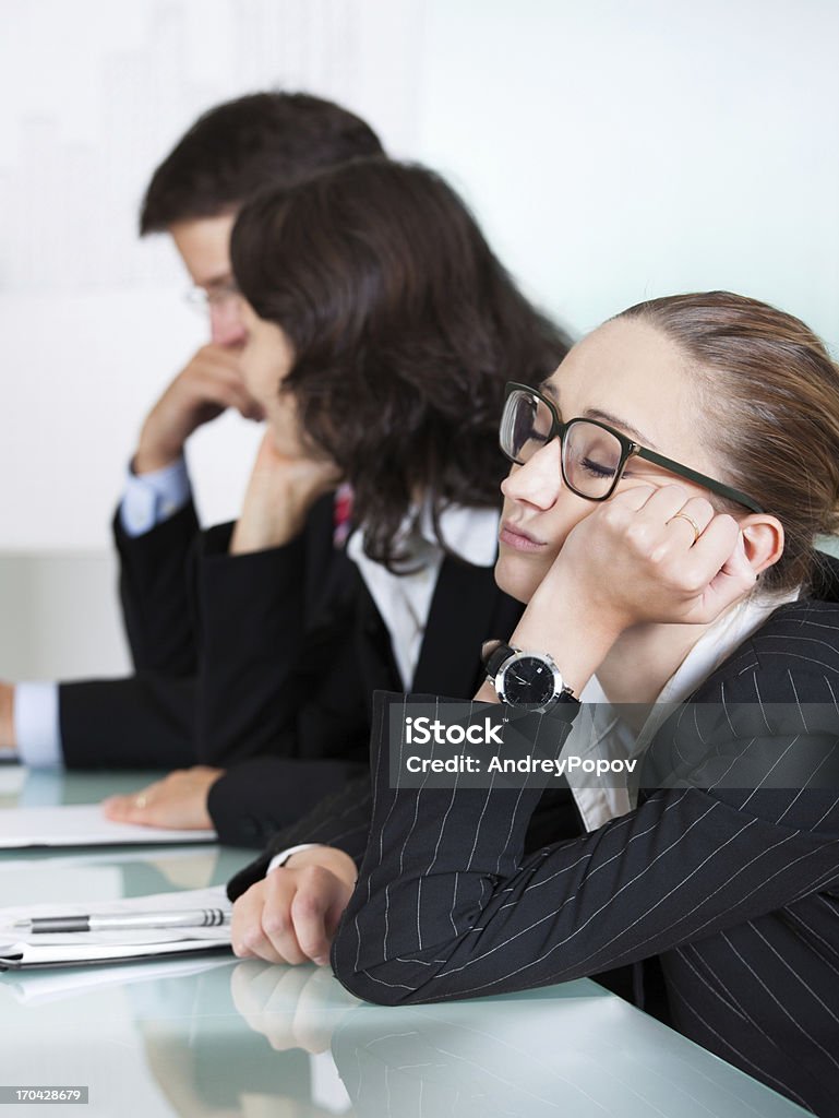 Entediado Empresária dormir em uma reunião - Foto de stock de Adulto royalty-free