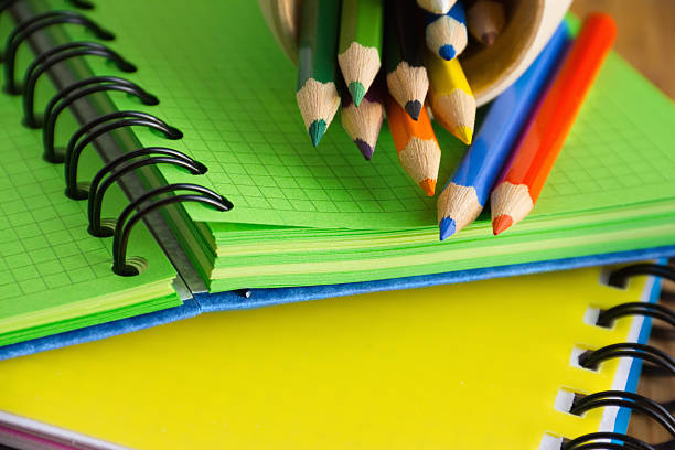 блокнота и карандаш-футляр с цветные карандаши - education pencil case individuality organization стоковые фото и изображения