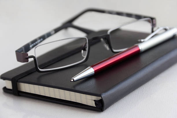 portáteis com caneta e óculos - workbook personal organizer checklist diary imagens e fotografias de stock