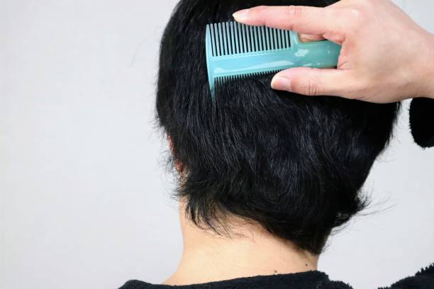 istock Japanese man combing his hair 1704288436