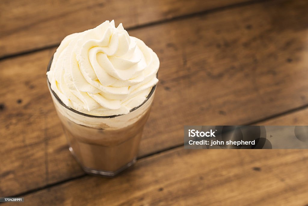 Caffè ghiacciato coperto con panna montata - Foto stock royalty-free di Bevanda fredda