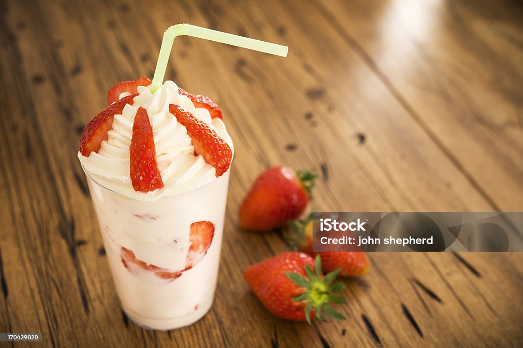 Молочный коктейль с клубникой - Стоковые фото Молочный коктейль с клубникой роялти-фри