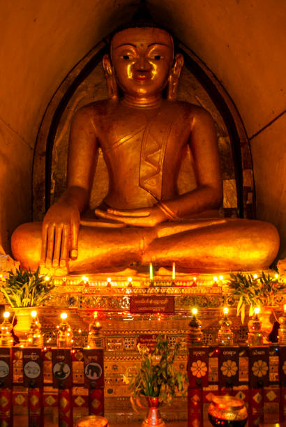 estatua de buda de oro y ofrendas dentro del mahabodhi paya, bagan, myanmar, asia - pagoda bagan tourism paya fotografías e imágenes de stock