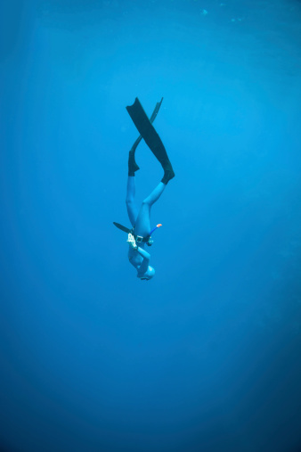 Mujer freediving en el mar photo