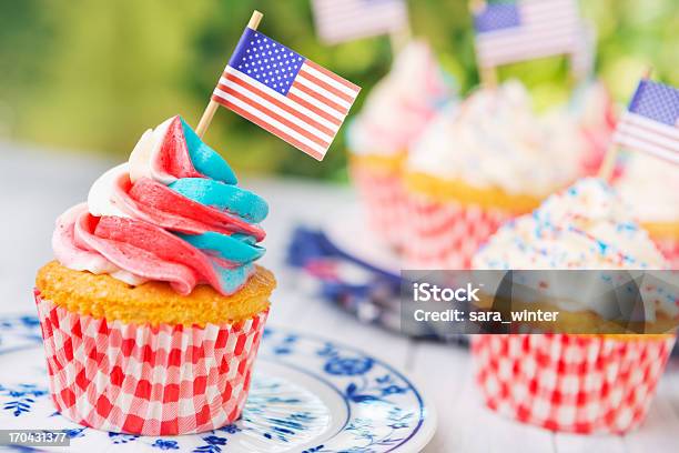 Photo libre de droit de Cupcakes Avec Rougeblanc Et Bleu Glaçage Et Drapeaux Américains Sur Table Dextérieur banque d'images et plus d'images libres de droit de Blanc