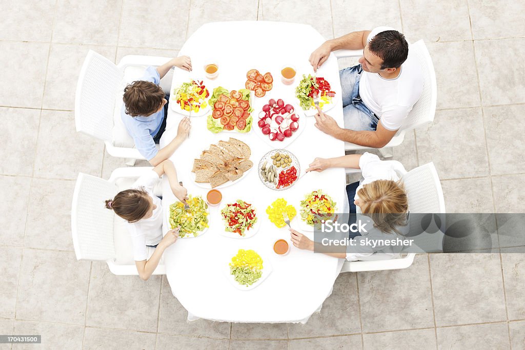 Linda família comer juntos ao ar livre. - Foto de stock de Acima royalty-free