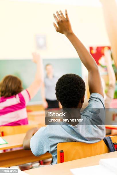 Gruppe Von Teenagern Die Sitzen Im Klassenzimmer Mit Heben Die Hände Stockfoto und mehr Bilder von Lernender