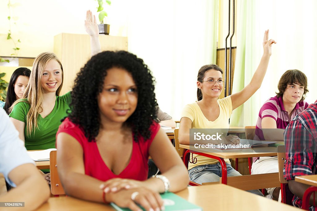 Grupo de Adolescentes sentada em sala de aula. - Foto de stock de 18-19 Anos royalty-free