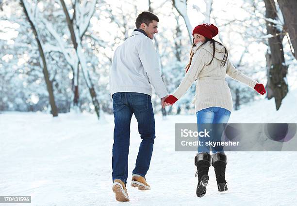 Vista Posterior De La Pareja Caminando En Invierno Día Foto de stock y más banco de imágenes de Andar