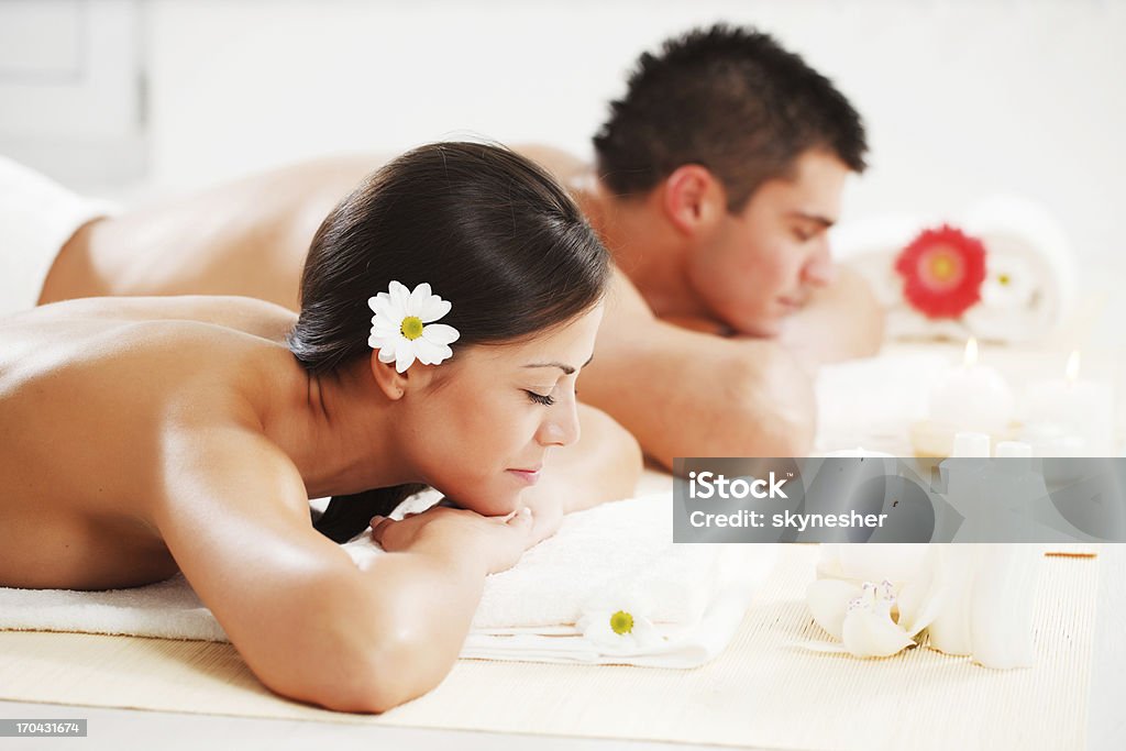 Giovane coppia di riposo della spa centre. - Foto stock royalty-free di A petto nudo