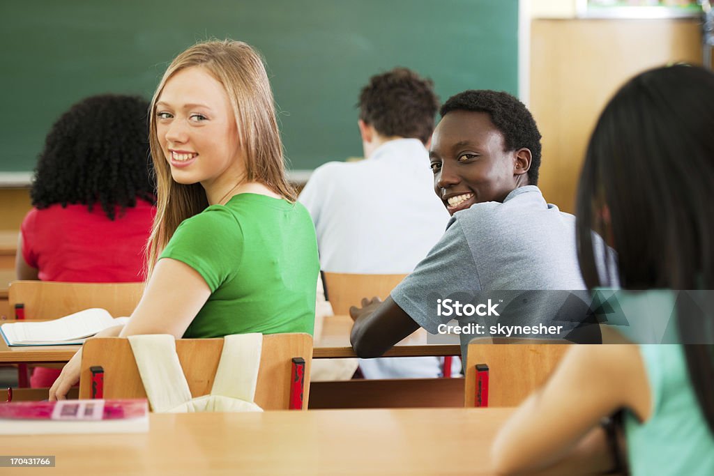 Studentów siedzi w klasie, - Zbiór zdjęć royalty-free (16-17 lat)