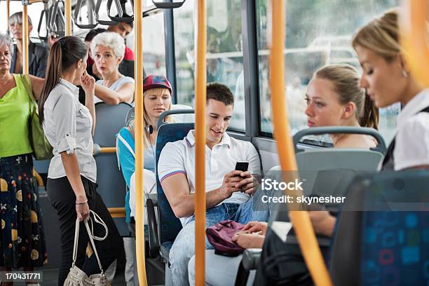 Foto de Pessoas No Ônibus e mais fotos de stock de Ônibus intermunicipal - Ônibus intermunicipal, A caminho, Adulto