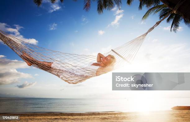 Junge Frau Entspannung In Der Hängematte Am Tropischen Strand Stockfoto und mehr Bilder von Attraktive Frau
