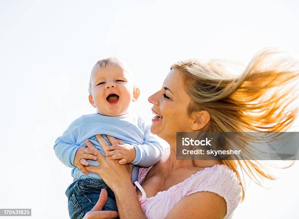 Mutter Und Sohn Spaß Gegen Den Himmel Stockfoto und mehr Bilder von 12-17 Monate - 12-17 Monate, Aktiver Lebensstil, Alleinerzieherin