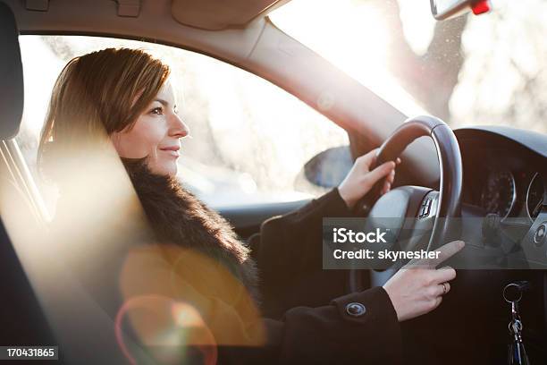 Piękna Kobieta Jazdy Samochodem - zdjęcia stockowe i więcej obrazów Kierować - Kierować, Jesień, Samochód