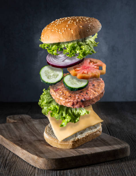 maxi wegański hamburger z latającymi składnikami - skoczcie cebula zdjęcia i obrazy z banku zdjęć
