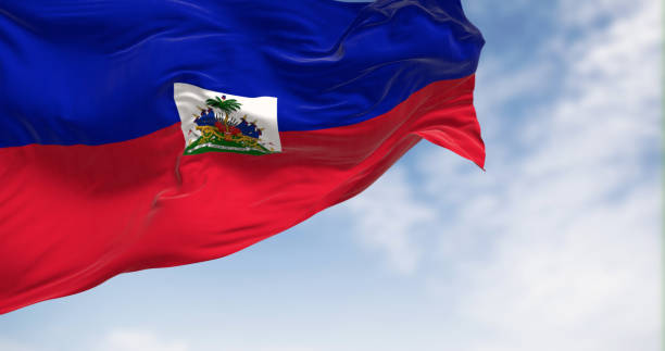 bandera nacional de haití ondeando al viento en un día despejado - republic of haiti fotografías e imágenes de stock