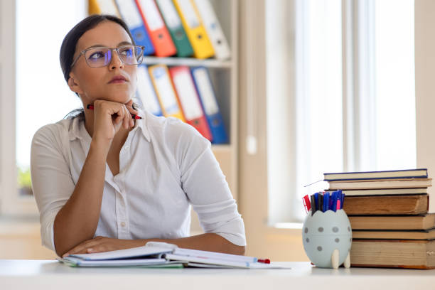 müder schullehrer sitzt - teacher thinking business looking up stock-fotos und bilder