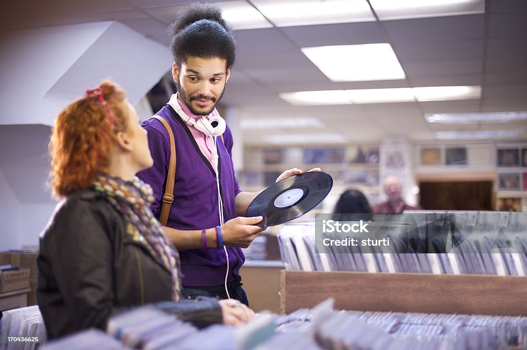 젊은 커플입니다 기록의 쇼핑하다 - 로열티 프리 레코드-아날로그 오디오 스톡 사진