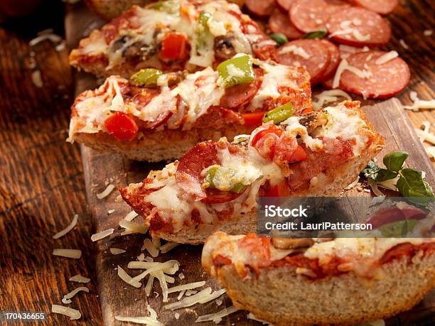 Deluxefladenbrotpizza Stockfoto und mehr Bilder von Baguette - Baguette, Pizza, Ansicht aus erhöhter Perspektive