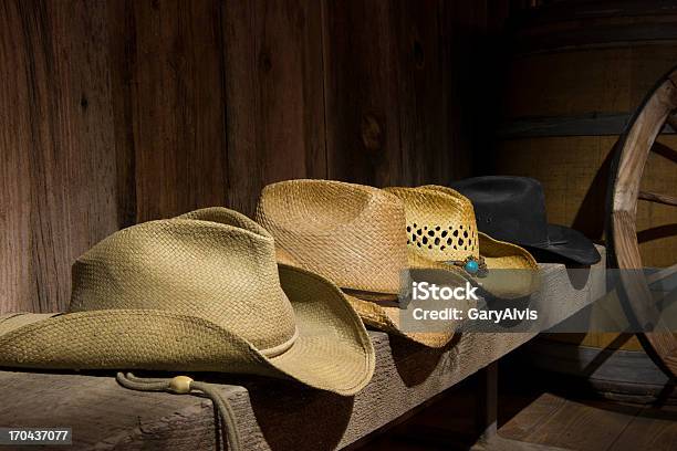 Foto de Quatro Chapéus De Caubói e mais fotos de stock de Chapéu de Cowboy - Chapéu de Cowboy, Banco - Assento, Barril